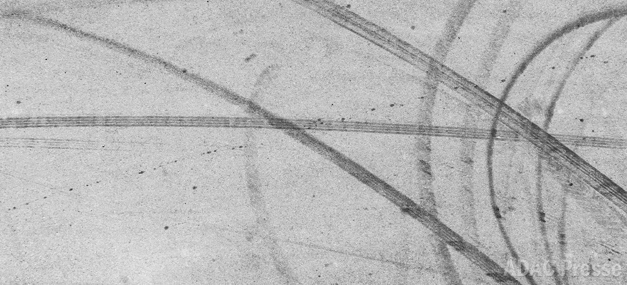 Reifenspuren auf Asphalt