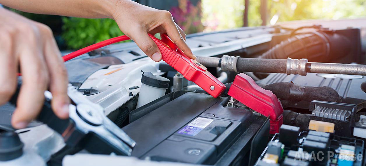 Autobatterie Ladegerät KFZ PKW Batterie Starthilfe in Sachsen