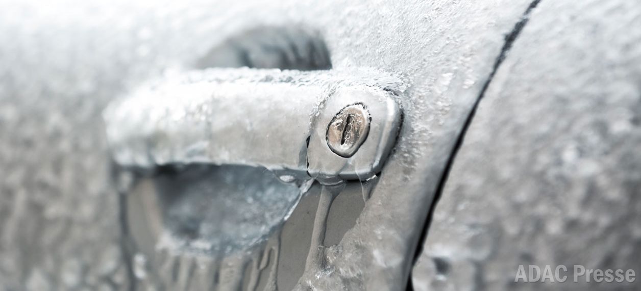 ADAC Tipps für zugefrorene Türen, Scheiben und Co.