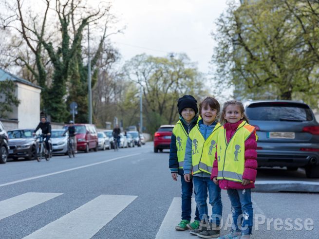 Achtsam auch am Zebrastreifen. Der Schulweg will gut geübt sein.