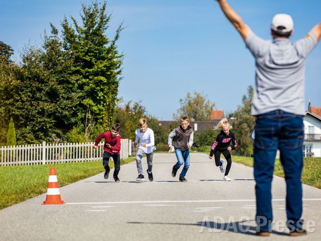 Kinder üben unter Anleitung wichtige Themen der Mobilitätsbildung