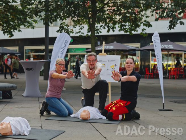 “Meine Hände können Leben retten – Deine auch!“ Eckart von Hirschhausen und ADAC Stiftung starten Reanimationskampagne, Foto 1 - Credits: ADAC Stiftung / Sebastian Wagne