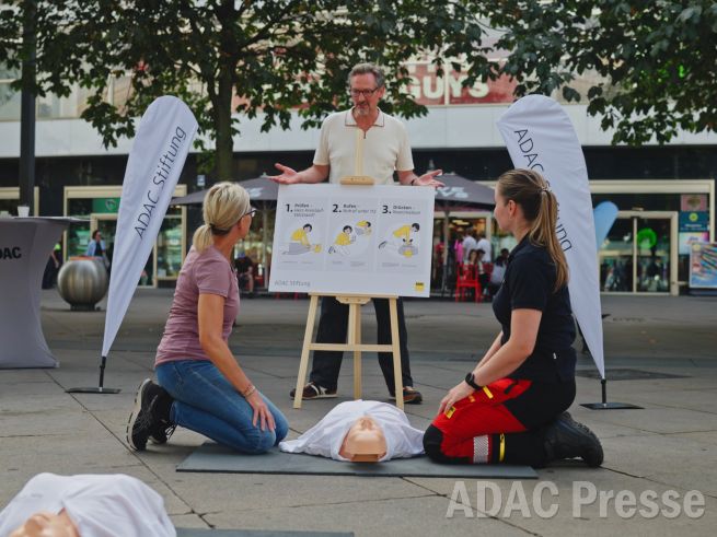 “Meine Hände können Leben retten – Deine auch!“ Eckart von Hirschhausen und ADAC Stiftung starten Reanimationskampagne