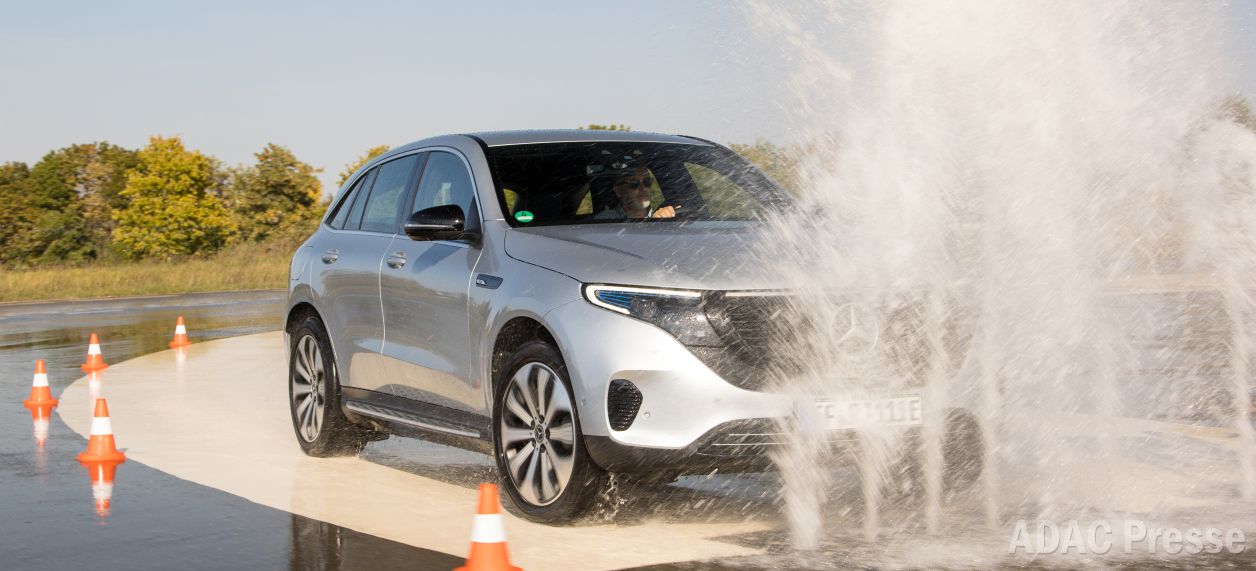 Ausweichen vor plötzlich auftauchenden Wasserhindernissen auf Gleitflächen. Bildrechte: ADAC Hessen-Thüringen e. V.