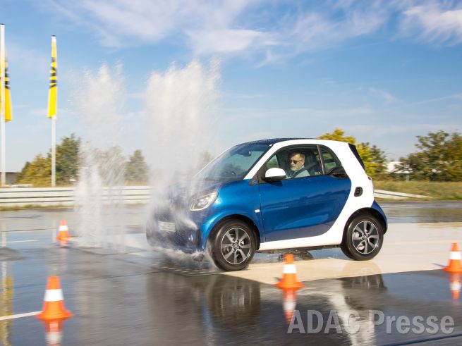 Ausweichen vor plötzlich auftauchenden Wasserhindernissen auf Gleitflächen. Bildrechte: ADAC Hessen-Thüringen e. V.