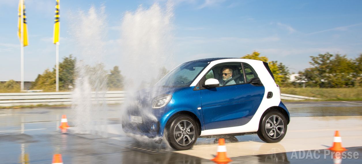 Ausweichen vor plötzlich auftauchenden Wasserhindernissen auf Gleitflächen. Bildrechte: ADAC Hessen-Thüringen e. V.