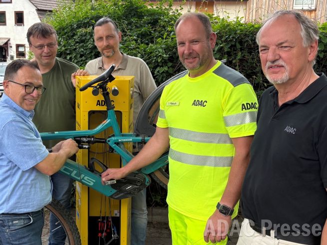 v.l.n.r.: Bürgermeister Lars Obermann, Dirk Reinhardt (Leiter Zentrale Dienste), Thorsten Junker (Bauhofleiter), Thorsten Förtsch (ADAC Pannenhelfer) und Wolfgang Herda (Ver