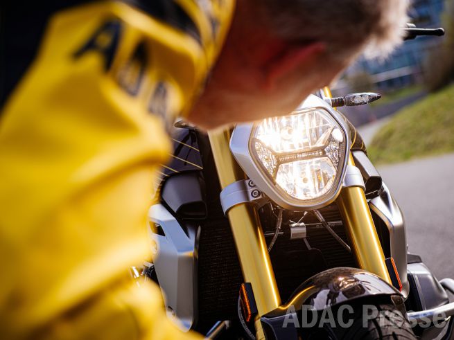 ADAC Fahrtrainer Roger Dötenbier prüft Licht am Motorrad