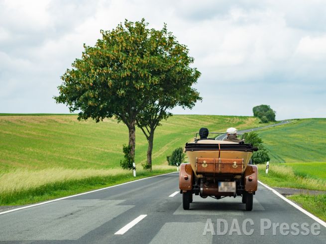 Durch die beeindruckende Natur des Thüringer Waldes cruisen die Teilnehmenden an der 29. ADAC Oldtimerfahrt Hessen-Thüringen