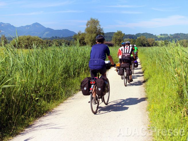 Mit dem Fahrrad auf Reisen  - ADAC hilft bei der Tourenplanung und im Fall einer Panne