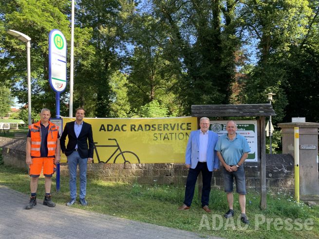 Die Radservice-Station in Schlitz wurde am 9. Juli offiziell in Betrieb genommen. Foto v.l.n.r.: Mitarbeiter des städt. Bauhofs Dirk Swoboda