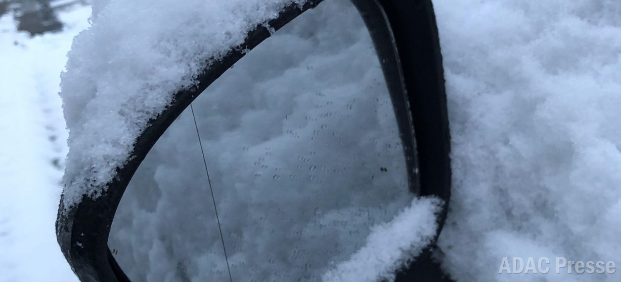 Autoaußenspiegel mit Schnee