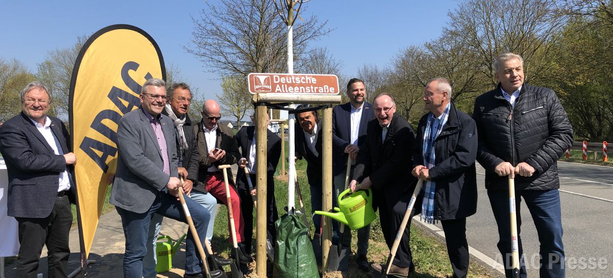 Baumpflanzung an der Alleenstraße in Limburg mit Bürgermeister Dr. Marius Hahn (2.v.l.)