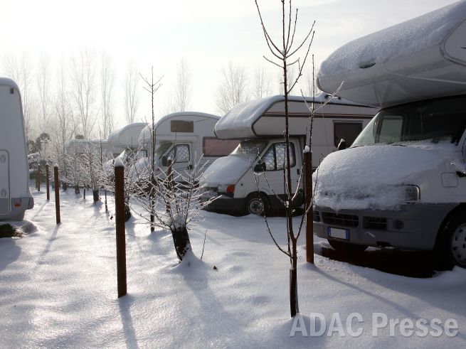 Wer in den nächsten Monaten nicht mit dem Camper unterwegs ist, sollte sein Fahrzeug gut auf die Winterpause vorbereiten. Mit der richtigen Pflege und Vorsorge können S