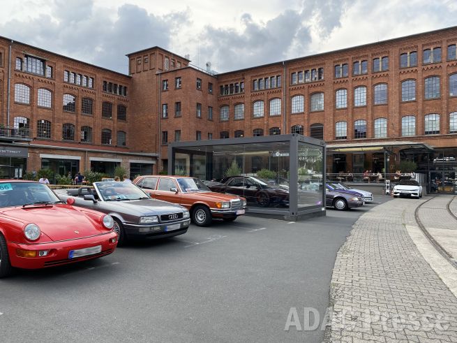 Young- und Oldtimer im Innenhof der Klassikstadt Frankfurt. © ADAC Hessen-Thüringen