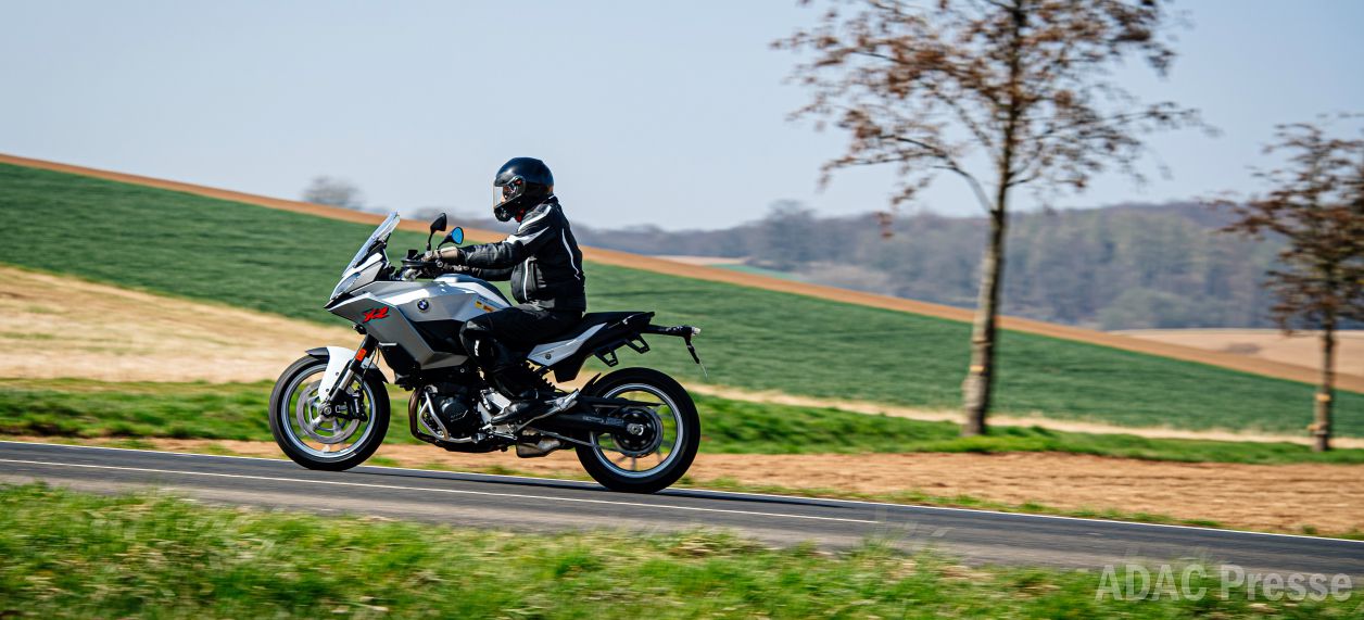 Motorradfahrer unterwegs auf Landstraße in Hessen im Frühling