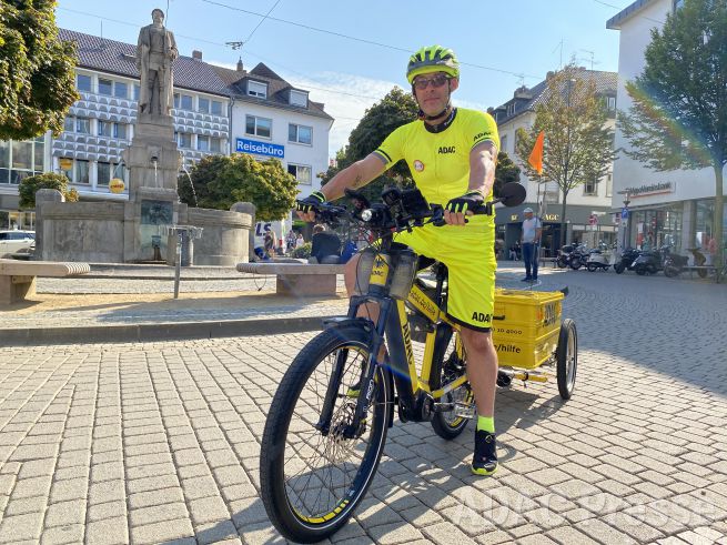 ADAC Pannenhelfer mit E-Bike in Darmstadt