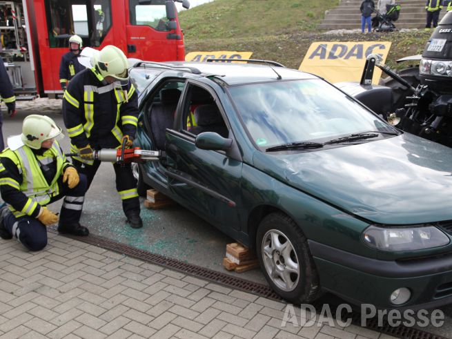 Rettungsgasse, Rettungskarte: Die Rettungskarte ist ein wichtiges Hilfsmittel für die Feuerwehr beim Freischneiden von Unfallopfern aus dem Fahrzeug