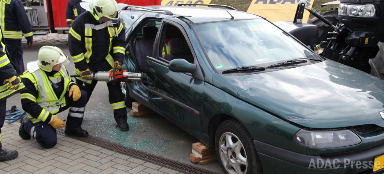„Rettungsgasse, Rettungskarte“: Die Rettungskarte ist ein wichtiges Hilfsmittel für die Feuerwehr beim Freischneiden von Unfallopfern aus dem Fahrzeug