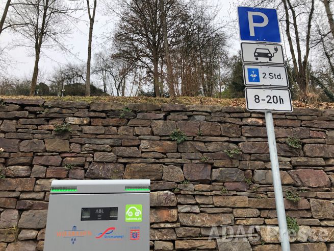 Klare Beschilderung? Dieses Schild am Wiesbadener Sonnenberg lässt tagsüber das Parken für Fahrzeuge mit E-Kennzeichen für max. zwei Stunden zu. Die Fahrzeuge müssen sich nic