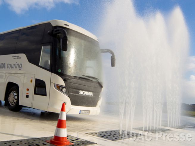 Fahrzeug überragende Wasserhindernisse beim Bus-Training