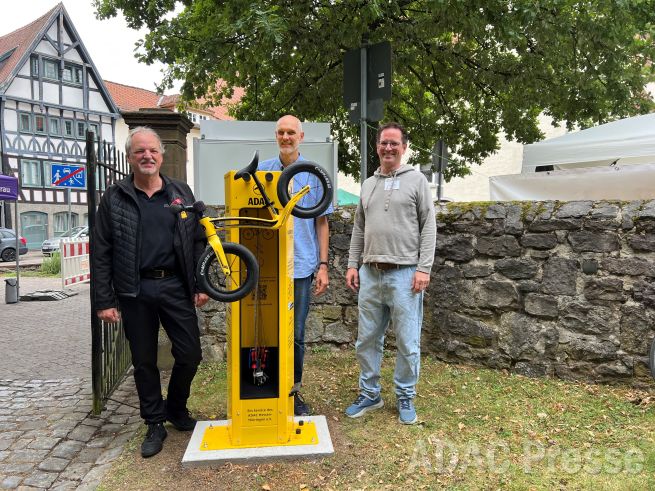 Im Rahmen des Gemeindefests wurde die erste ADAC Radservice-Station in Butzbach eröffnet. v.l.n.r. Wolfgang Herda (Verkehrsexperte ADAC Hessen-Thüringen), Pfarrer Christoph Baumann und Dirk