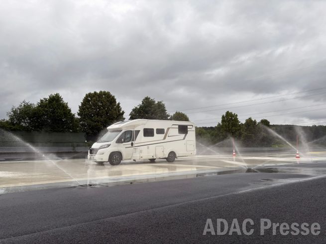 Zielbremsung auf nasser Fahrbahn: ADAC Camper des Jahres 2026 / ADAC Hessen-Thüringen e.V