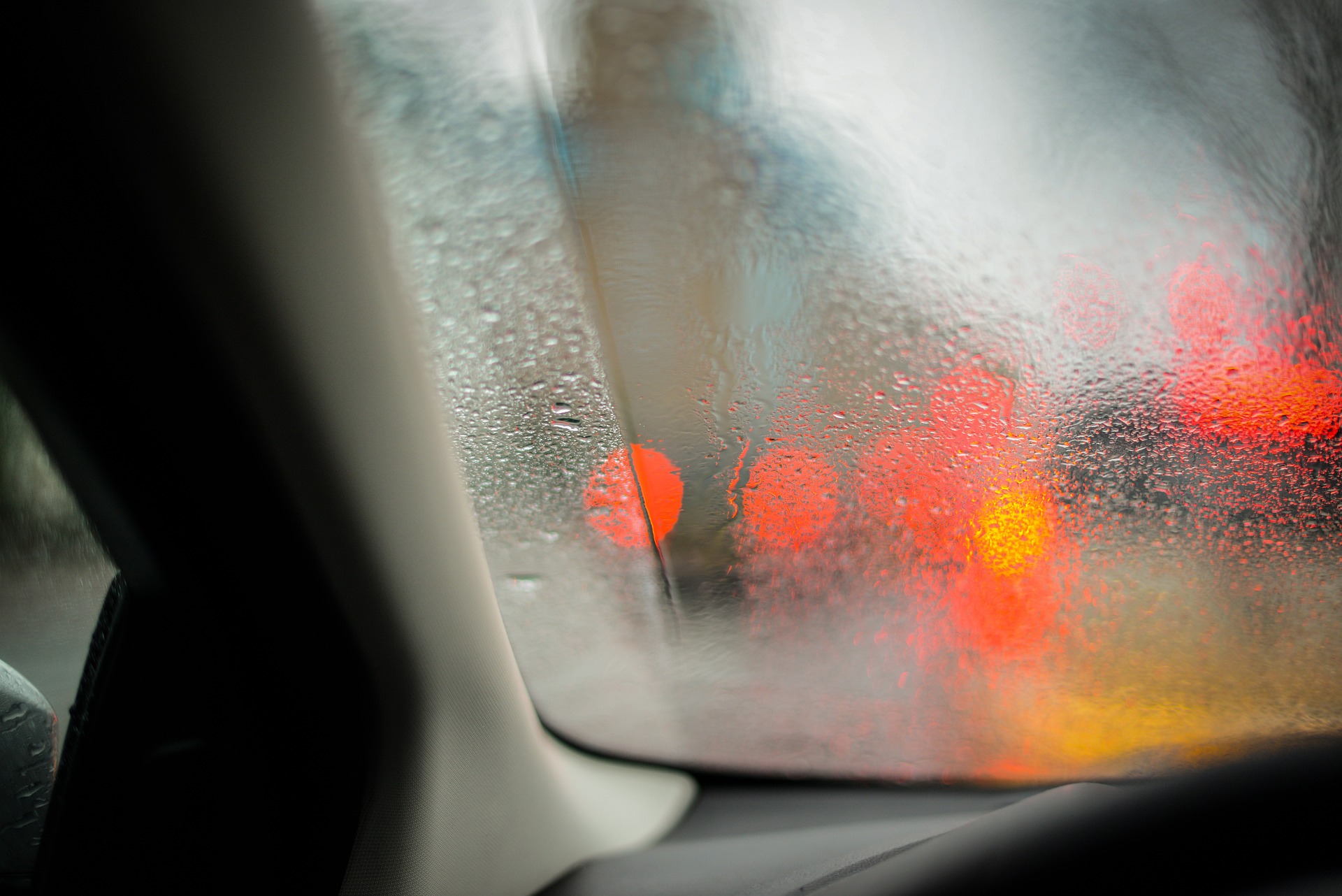 Feuchtigkeit im Auto. Ursachen und Lösungen