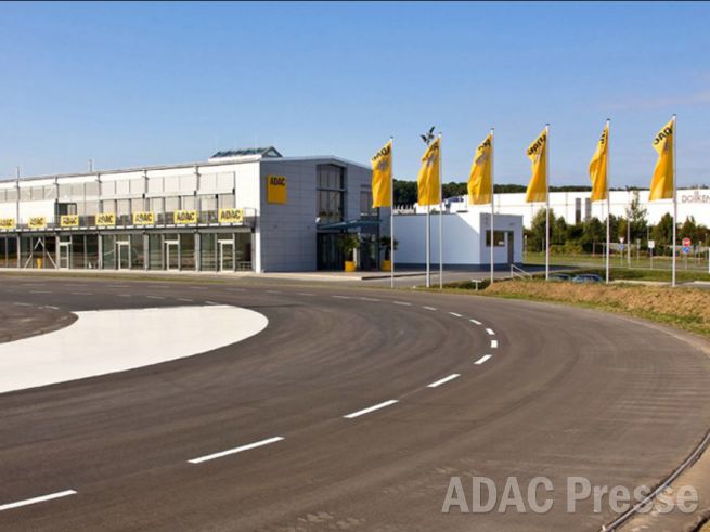  Zehn Jahre ADAC Fahrsicherheitszentrum Thüringen in Nohra – Mit professioneller Anleitung extreme Fahrsituationen meistern