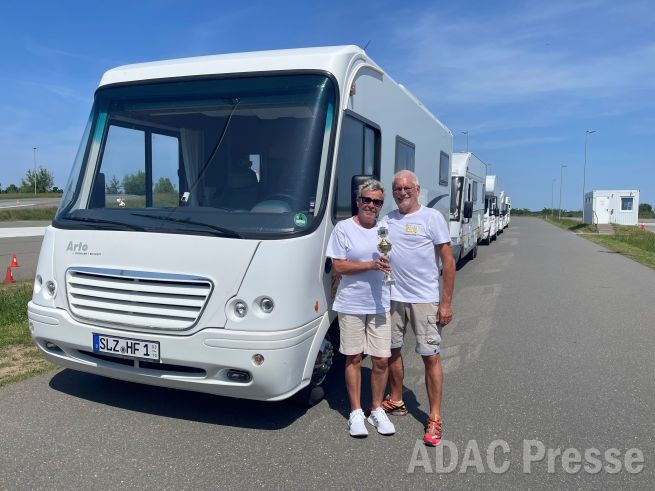 Bei der heutigen Vorrunde zum „ADAC Camper des Jahres 2025“ im ADAC Fahrsicherheitszentrum Thüringen setzten sich Wolfgang Krügel und seine Begl