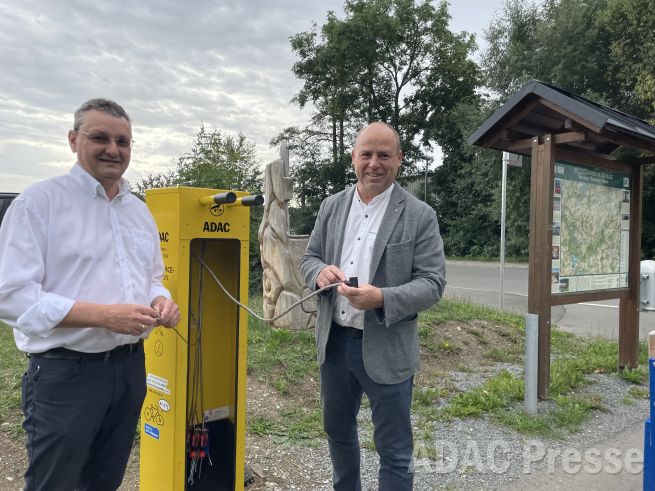 Ralf Kärger (Vorstandsmitglied ADAC Hessen-Thüringen) und Bürgermeister Marko Bias eröffnen ADAC Radservice-Station in Schleiz | ADAC Hessen-Thüringen 