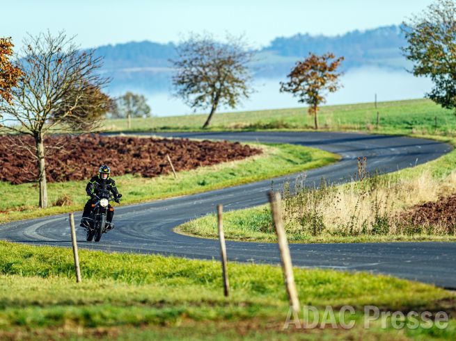 Kurvenspaß mit dem Motorrad / ADAC Hessen-Thüringen, Steve Bauerschmidt