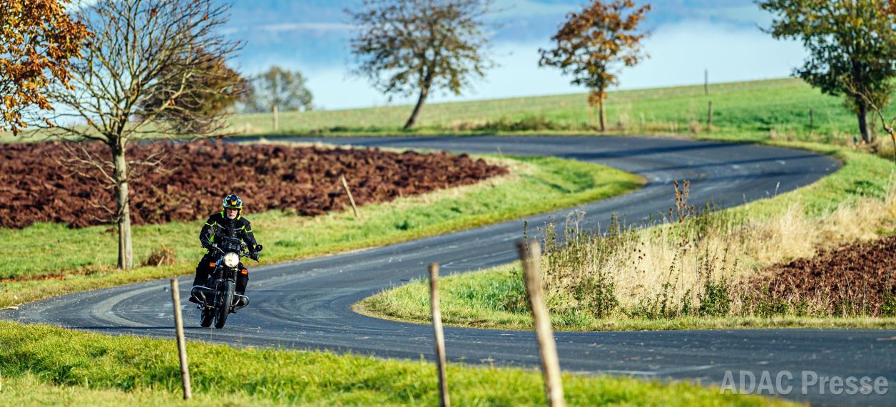 Kurvenspaß mit dem Motorrad / ADAC Hessen-Thüringen, Steve Bauerschmidt 