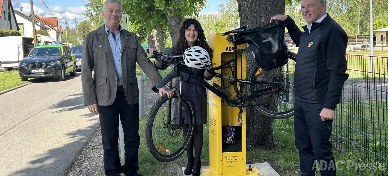 Eröffnung ADAC Radservice-Station mit (v.l.n.r.) Burkhard Walther (Ortsteilbürgermeister), Petra Enders (Landrätin Ilm-Kreis), Wolfgang Herda (Verkehrsexperte ADAC Hessen-T