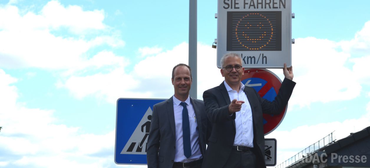 Im Rahmen der Aktion „Ein Smiley für die Verkehrssicherheit“ weihten Verkehrsminister Tarek Al-Wazir und Jürgen Lachner, Vorstandsmitglied beim ADAC Hessen-Thüringen, das erste Smiley-