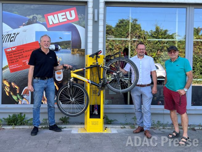 Die ADAC Radservice-Station in Weimar (Lahn) wird von Wolfgang Herda (Verkehrsexperte ADAC), Bürgermeister Markus Herrmann und Günter Gerkau, Geschäftsführer der Hot Sport Sportschulen G