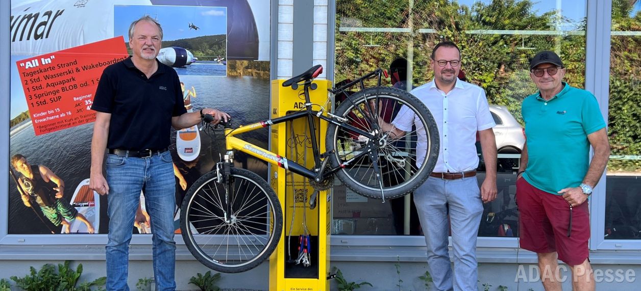 Die ADAC Radservice-Station in Weimar (Lahn) wird von Wolfgang Herda (Verkehrsexperte ADAC), Bürgermeister Markus Herrmann und Günter Gerkau, Geschäftsführer der Hot Sport Sportschulen Gmb
