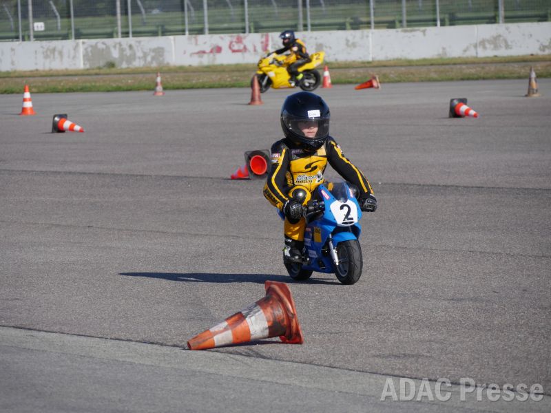 Kinder Renn Motorrad Erste Erfahrungen für Kinder im Motorrad-Rennsport