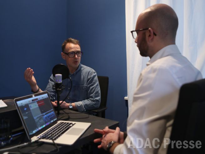 Holger Stromberg (l.) und ADAC Redakteur Christopher Köster beim Podcast-Interview