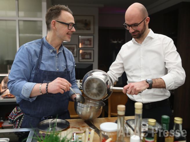 Holger Stromberg (l.) und ADAC Redakteur Christopher Köster gemeinsam in der Küche