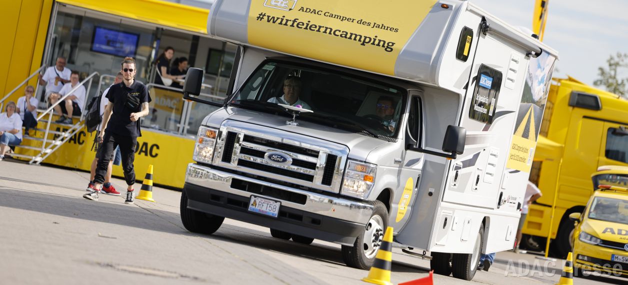 Wohnmobil fährt auf dem Finale des Wettbewerbs 