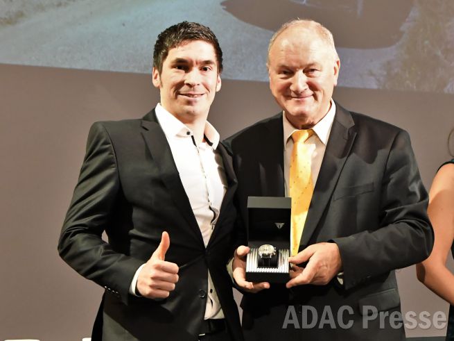 Preisträger Marijan Griebel mit Sportleiter des ADAC Pfalz Friedhelm Kissel bei der Motorsport-Ehrung 2023 des ADAC Pfalz in der Jugendstil-Festhalle in Landau
