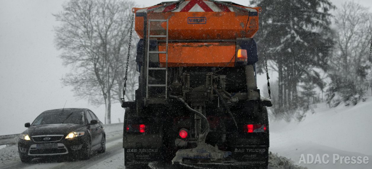 ADAC Sachsen: Verschneite Straßen - worauf muss ich achten?
