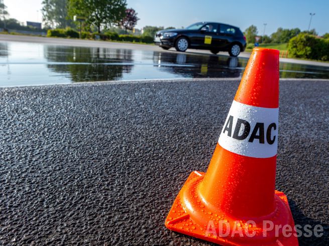 In den fünf südbayerischen ADAC Fahrsicherheitszentren dürfen durch die weiteren Corona-Lockerungen wieder Trainings angeboten und absolviert werden.
